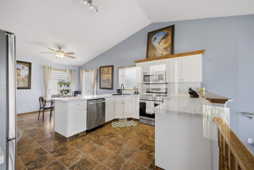 1 Pell Close, Sylvan Lake, AB - Indoor Photo Showing Kitchen