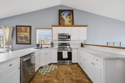 1 Pell Close, Sylvan Lake, AB - Indoor Photo Showing Kitchen
