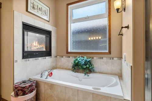 40 Oakwood Close, Red Deer, AB - Indoor Photo Showing Bathroom