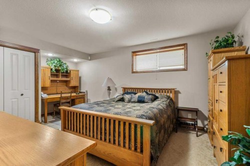 40 Oakwood Close, Red Deer, AB - Indoor Photo Showing Bedroom