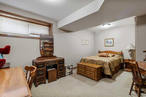 40 Oakwood Close, Red Deer, AB - Indoor Photo Showing Bedroom