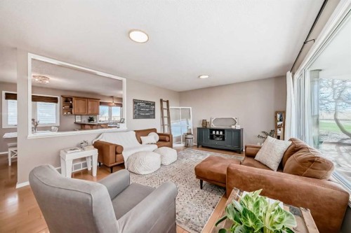 302064 Range Road, Linden, AB - Indoor Photo Showing Living Room