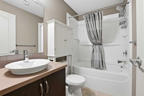 1906-30 Carleton Avenue, Red Deer, AB - Indoor Photo Showing Bathroom