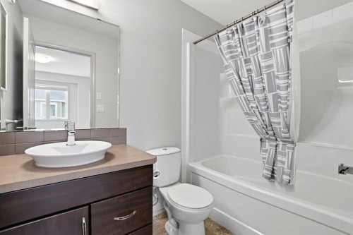 1906-30 Carleton Avenue, Red Deer, AB - Indoor Photo Showing Bathroom