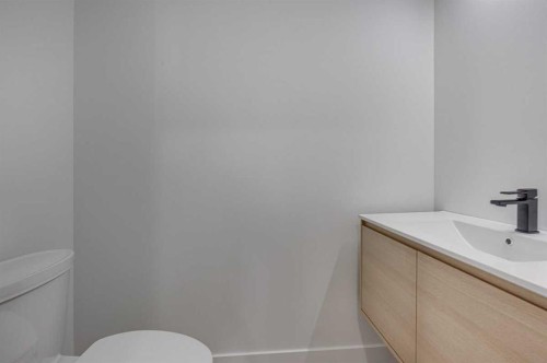 2-5537 51 Avenue, Lacombe, AB - Indoor Photo Showing Bathroom
