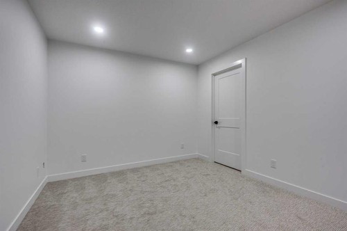 2-5537 51 Avenue, Lacombe, AB - Indoor Photo Showing Other Room