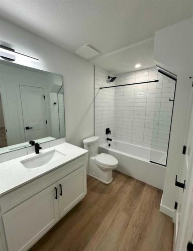 2-5537 51 Avenue, Lacombe, AB - Indoor Photo Showing Bathroom