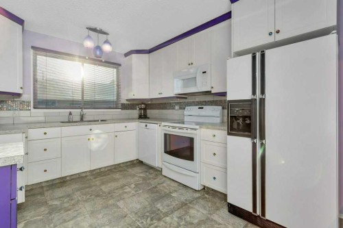 14 Glendale Boulevard, Red Deer, AB - Indoor Photo Showing Kitchen