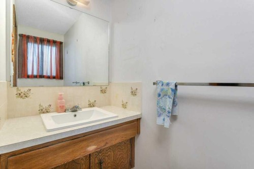 14 Glendale Boulevard, Red Deer, AB - Indoor Photo Showing Bathroom