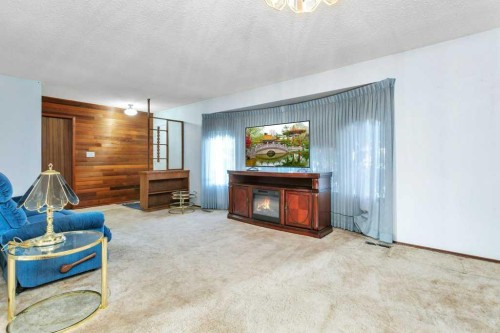 14 Glendale Boulevard, Red Deer, AB - Indoor Photo Showing Living Room