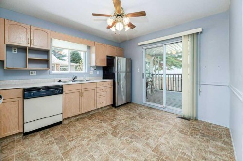 61-2816 Botterill Crescent, Red Deer, AB - Indoor Photo Showing Kitchen With Double Sink
