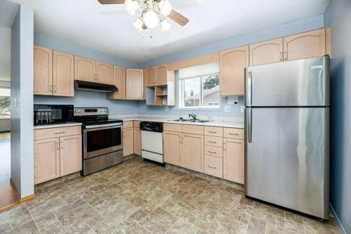 61-2816 Botterill Crescent, Red Deer, AB - Indoor Photo Showing Kitchen With Double Sink