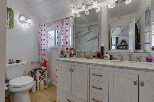 4212 C + E Trail, Lacombe, AB - Indoor Photo Showing Bathroom