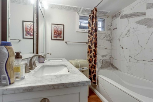4212 C + E Trail, Lacombe, AB - Indoor Photo Showing Bathroom