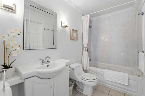 35 Ray Avenue, Red Deer, AB - Indoor Photo Showing Bathroom