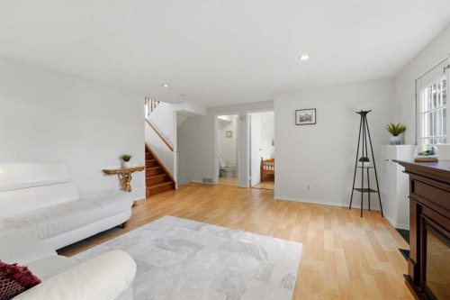 35 Ray Avenue, Red Deer, AB - Indoor Photo Showing Living Room