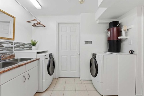 35 Ray Avenue, Red Deer, AB - Indoor Photo Showing Laundry Room