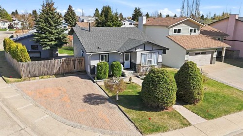 35 Ray Avenue, Red Deer, AB - Outdoor With Facade