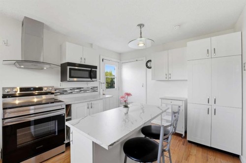 35 Ray Avenue, Red Deer, AB - Indoor Photo Showing Kitchen