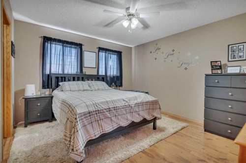 4344 60A Avenue Crescent, Innisfail, AB - Indoor Photo Showing Bedroom
