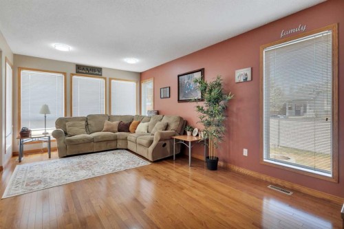 4344 60A Avenue Crescent, Innisfail, AB - Indoor Photo Showing Living Room