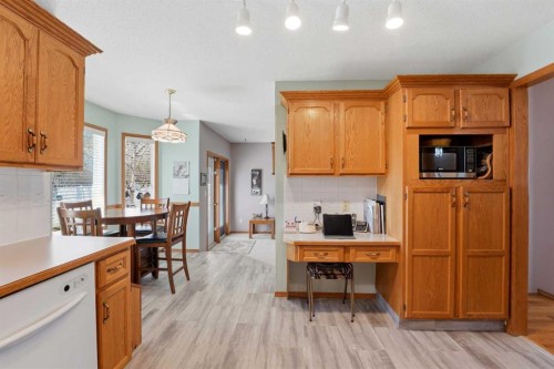 74 Donnelly Crescent, Red Deer, AB - Indoor Photo Showing Kitchen