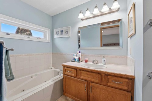 74 Donnelly Crescent, Red Deer, AB - Indoor Photo Showing Bathroom