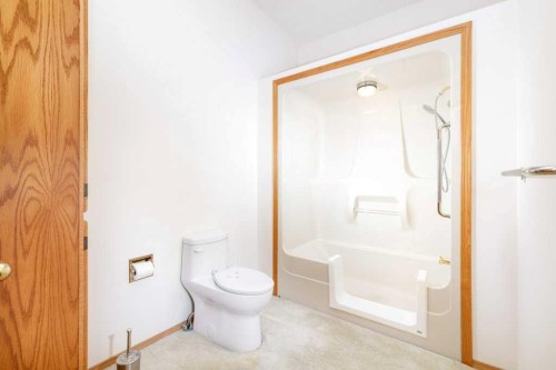 11-4700 Fountain Drive, Red Deer, AB - Indoor Photo Showing Bathroom