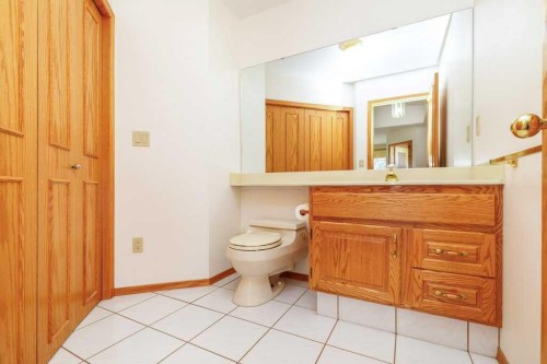 11-4700 Fountain Drive, Red Deer, AB - Indoor Photo Showing Bathroom