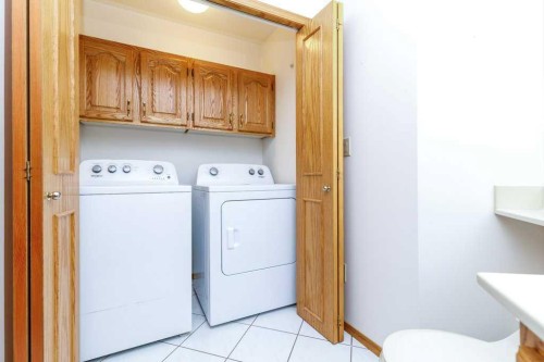 11-4700 Fountain Drive, Red Deer, AB - Indoor Photo Showing Laundry Room