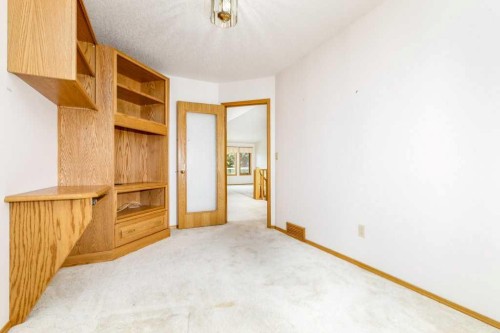 11-4700 Fountain Drive, Red Deer, AB - Indoor Photo Showing Other Room
