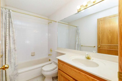 11-4700 Fountain Drive, Red Deer, AB - Indoor Photo Showing Bathroom