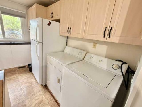 4808 54 Street, Amisk, AB - Indoor Photo Showing Laundry Room