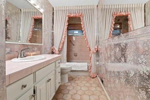 3520 Spruce Drive, Red Deer, AB - Indoor Photo Showing Bathroom