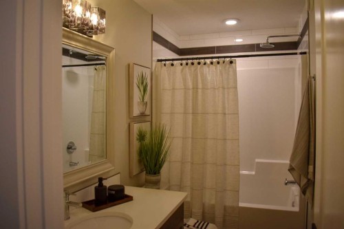 15 Vanson Close, Sylvan Lake, AB - Indoor Photo Showing Bathroom