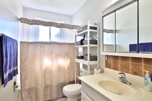 3305 Erickson Drive, Camrose, AB - Indoor Photo Showing Bathroom