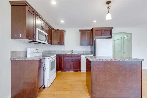 2-5511 54 Street, Ponoka, AB - Indoor Photo Showing Kitchen
