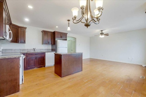 2-5511 54 Street, Ponoka, AB - Indoor Photo Showing Kitchen