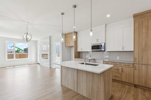 73 Southborough Square, Cochrane, AB - Indoor Photo Showing Kitchen With Upgraded Kitchen