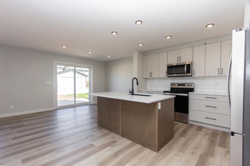 224 Augustus Way, Penhold, AB - Indoor Photo Showing Kitchen With Stainless Steel Kitchen With Upgraded Kitchen