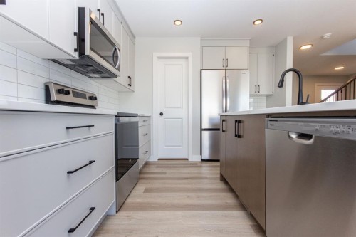 224 Augustus Way, Penhold, AB - Indoor Photo Showing Kitchen With Upgraded Kitchen