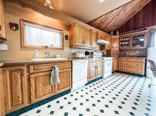 41 Sands Street, Rochon Sands, AB - Indoor Photo Showing Kitchen