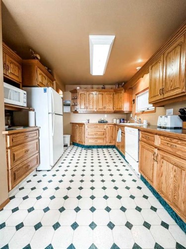 41 Sands Street, Rochon Sands, AB - Indoor Photo Showing Kitchen