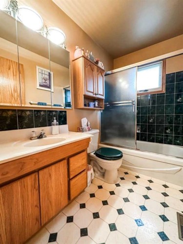 41 Sands Street, Rochon Sands, AB - Indoor Photo Showing Bathroom