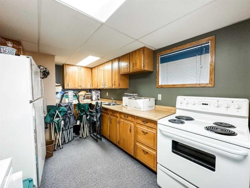 41 Sands Street, Rochon Sands, AB - Indoor Photo Showing Kitchen