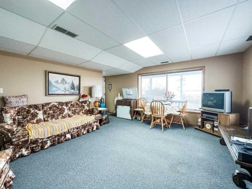 41 Sands Street, Rochon Sands, AB - Indoor