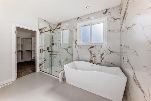 19 Everson Close, Red Deer, AB - Indoor Photo Showing Bathroom
