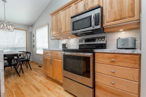90 Alberts Close, Red Deer, AB - Indoor Photo Showing Kitchen