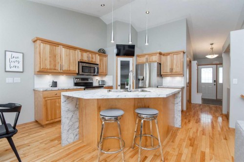 90 Alberts Close, Red Deer, AB - Indoor Photo Showing Kitchen With Upgraded Kitchen