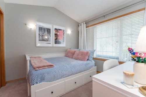 90 Alberts Close, Red Deer, AB - Indoor Photo Showing Bedroom